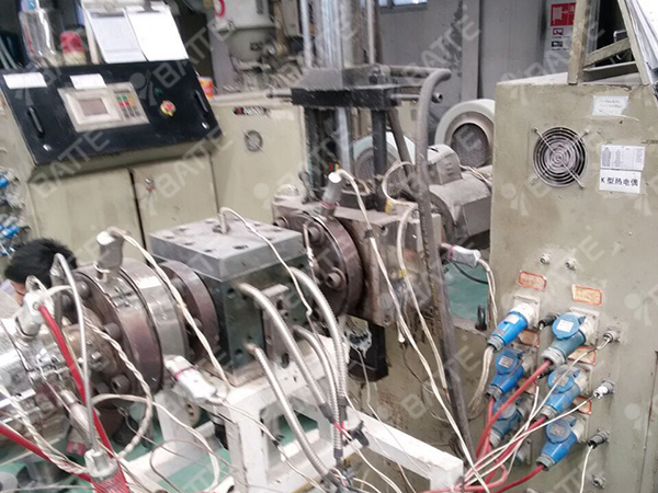 PVB管用熔體泵和板式換網器安裝調試現場