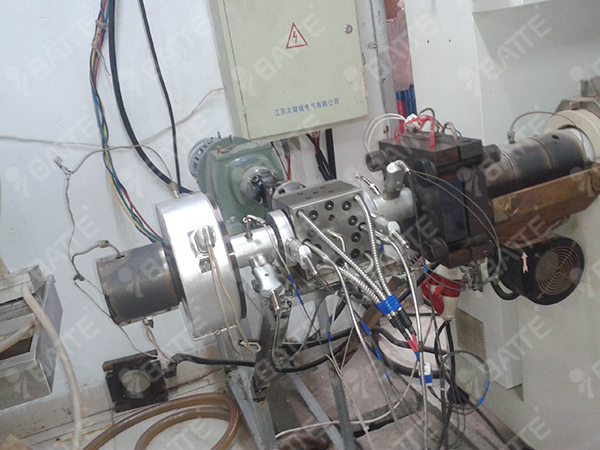 PC異型材用熔體泵安裝調試現場